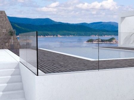 alutecnia_carpinteria-metalica_aluminio-pvc_fabricacion-distribuicion-montaje_zamora-espana_producto-alutecnia-barandillas-de-aluminio-y-vidrio-templado
